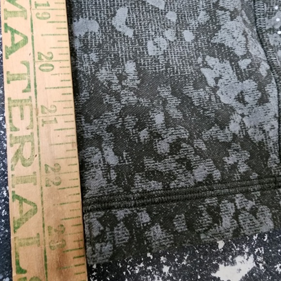 Lululemon Crop Leggings Womens 8 Black Gray Camo Side Pocket Athletic LW6AK8S - Picture 6 of 8